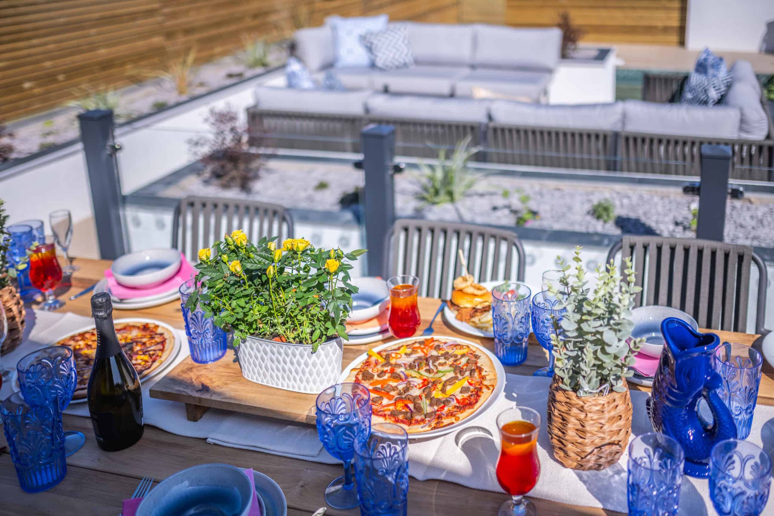 Wow lodge outdoor table set with pizza